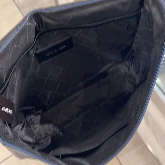 MICHAEL KORS
Cooper Messenger Laptop Bag
Navy
 NWT - Picture 10 of 16